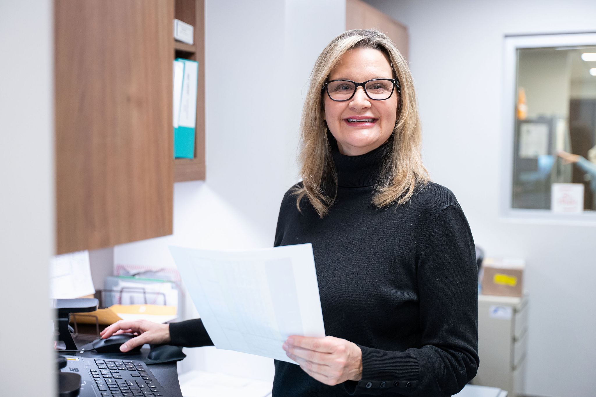 MPAbilling professional woman holding files